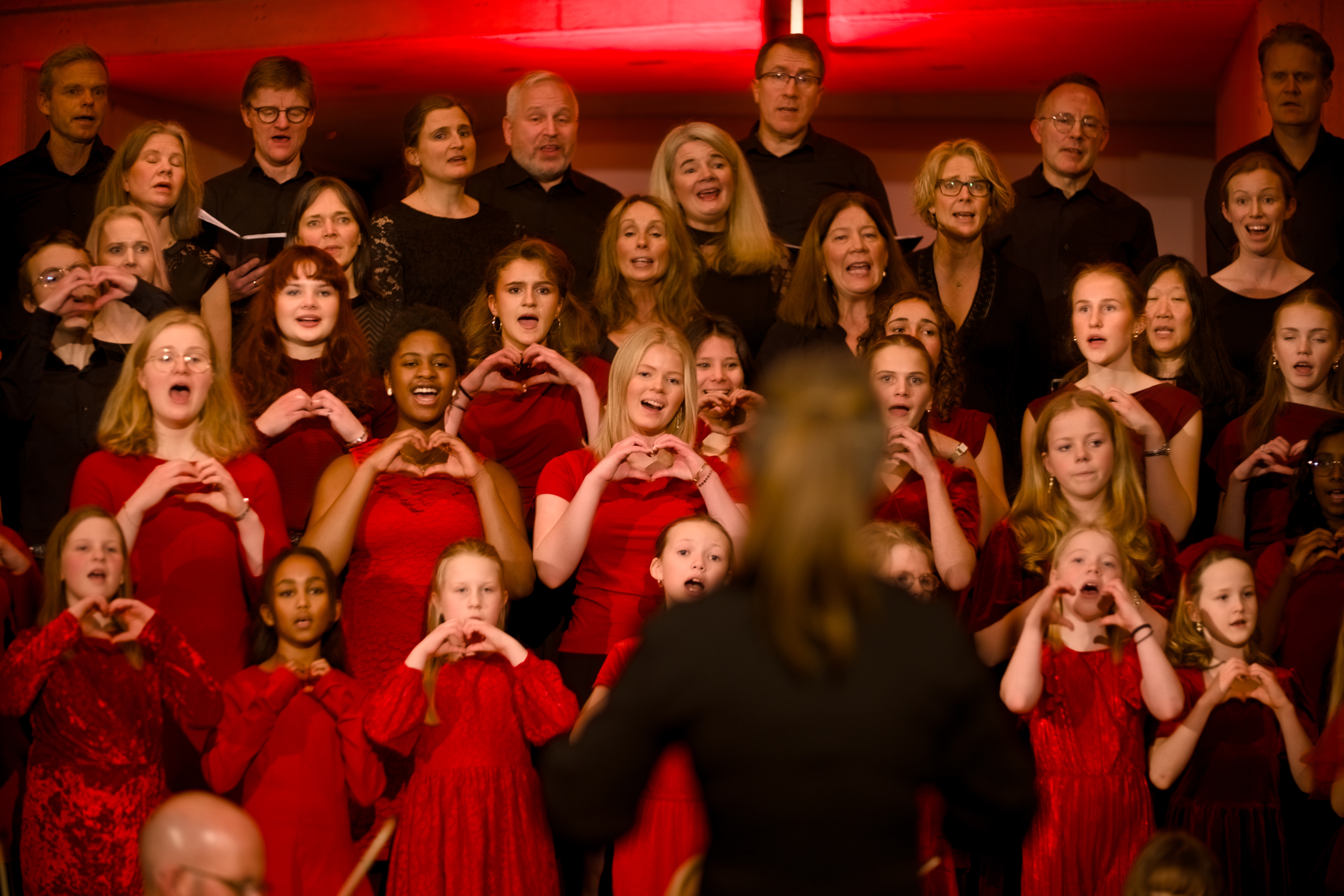 Forsidebilde fra Kirken i Asker 2025-2026 er tatt i Vardåsen kirke. Foto: Sven-Erling Brusletto