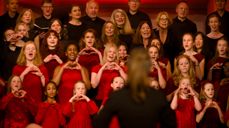 Forsidebilde fra Kirken i Asker 2025-2026 er tatt i Vardåsen kirke. Foto: Sven-Erling Brusletto