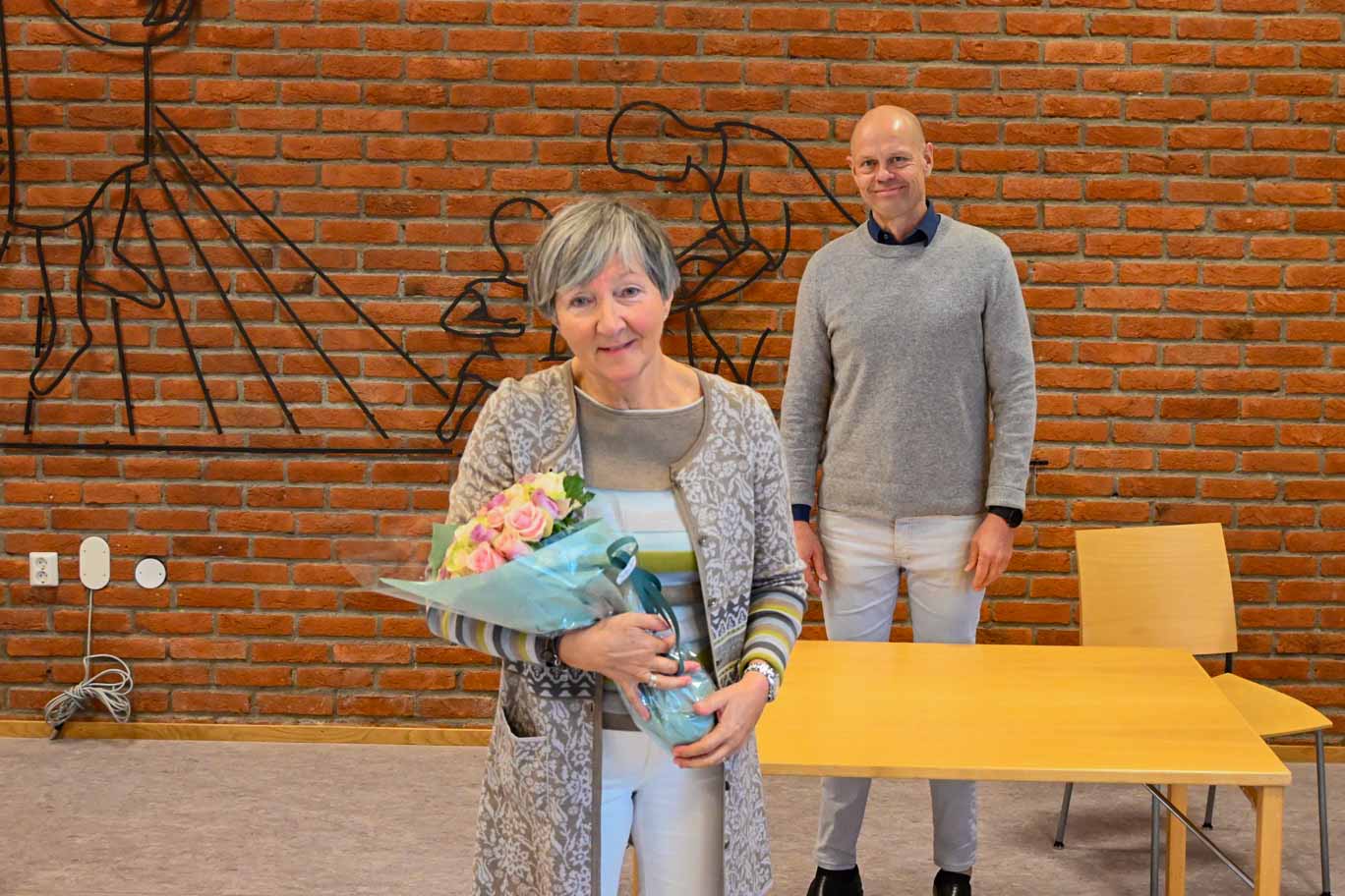 I ledermøtet 25. mai ble Tove Sveva takket for innsatsen av kirkesjef John Grimsby. Foto: Jørgen Svartvasmo