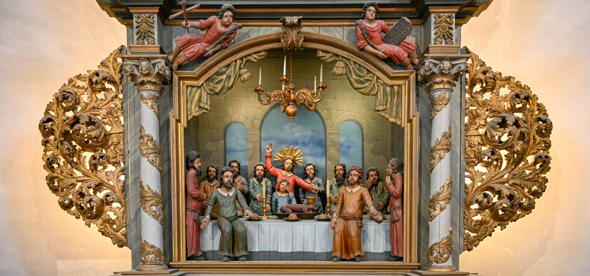 Altertavlen i Asker kirke fremstiller nattverden. Tavlen ble laget av treskjærer Lars Sivertsen i 1724. Den ble reddet ut av Gamle Asker kirke under brannen i 1878 og rekonstruert på Norsk folkemuseum. Foto: Jørgen Svartvasmo