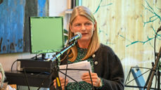 Ordfører Lene Conradi gratulerer Kirkens feltarbeid i Asker med dagen. Foto: Asker kirkelige fellesråd