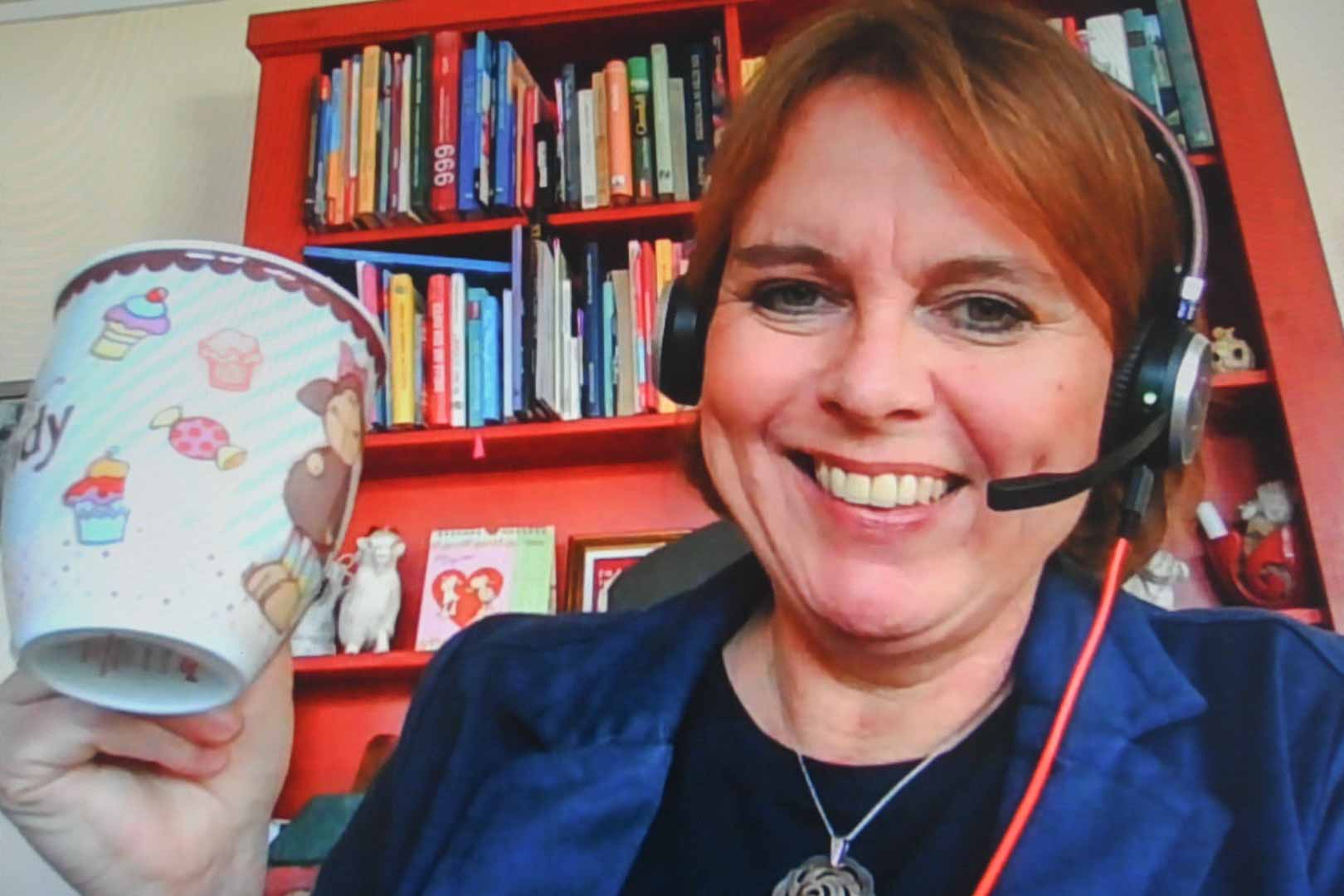 Administrasjonskonsulent Britta Hässlich er en av ni medarbeidere i Fellestjenester som starter arbeidsdagen med digital kaffekopp.