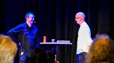 Knut Anders Sørum (til venstre) i samtale med sokneprest i Vardåsen, Olaf Huuse Haraldstad. Foto: Asker kirkelige fellesråd/Svartvasmo