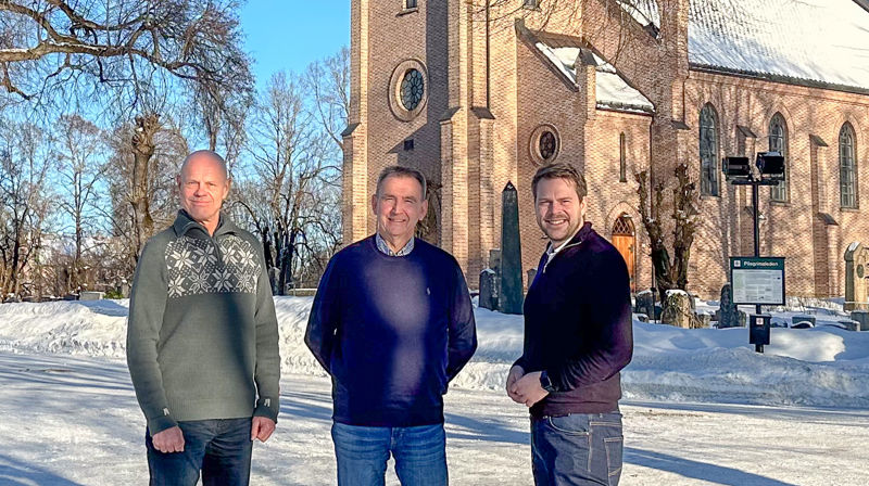 Fra venstre: John Grimsby (kirkesjef), Åge Rasmussen (fellesrådsleder), Jørgen Svartvasmo (assisterende kirkesjef, konstituert kirkesjef fra 1. september)
