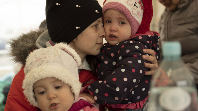 Kirkens Nødhjelp bistår i det humanitære arbeidet i Ukraina og nabolandene. Hos partner Polish Humanitarian Action får flyktninger vann og mat i varme telt. Foto: Kirkens Nødhjelp