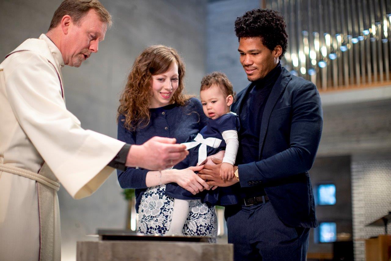 Askerkirkene opplevde en økning i antall dåp i 2020, til tross for begrensningene som pandemien har gitt. Foto: Den norske kirke / Bo Mathisen