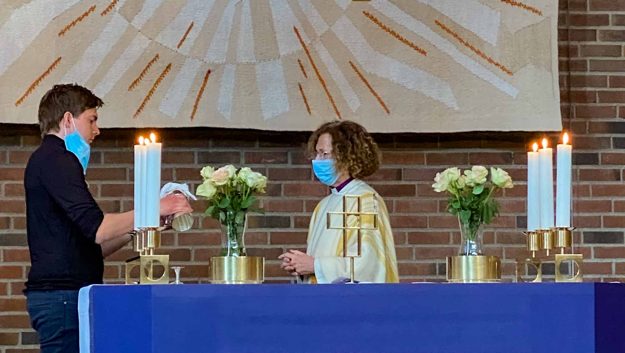 Smittevern: Kapellan Audun Vad Petersson og Oslo biskop Kari Veiteberg under visitas i Østensad. Foto: John Grimsby