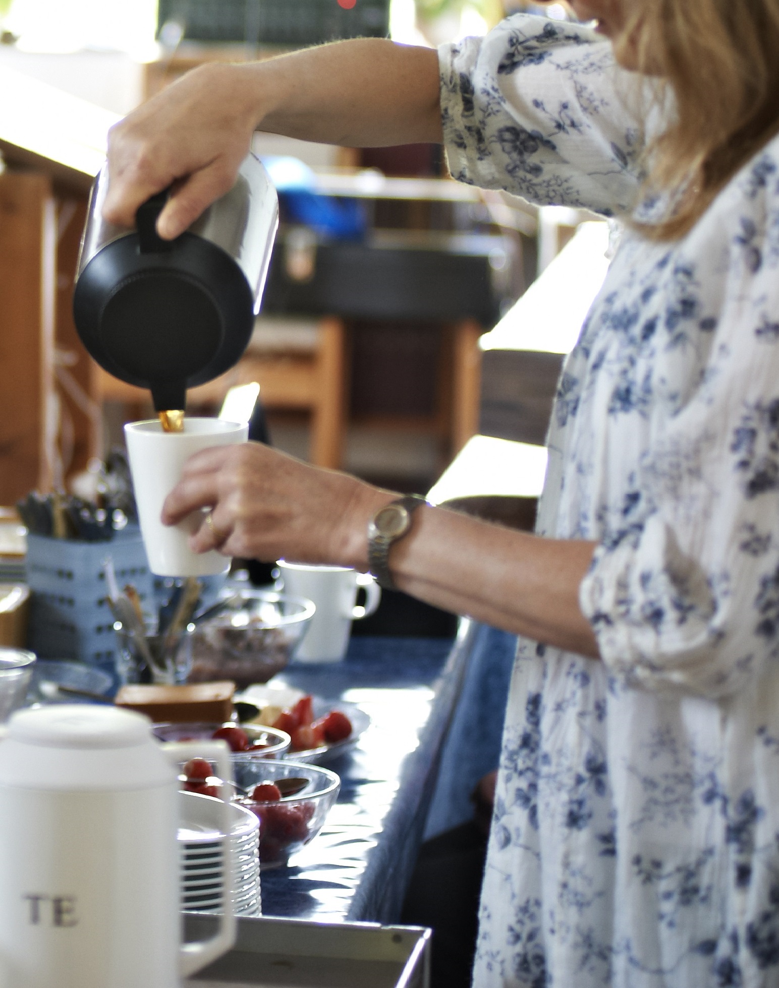 Servering av kaffe i tirsdagskroa. Foto: Annar Bjørgli