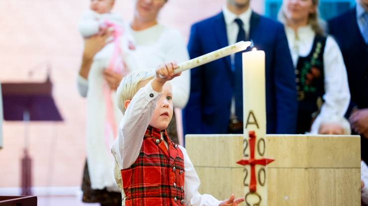 Bror tenner dåpslyset - foto: Bo Mathisen