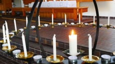 Lysgloben i kirken med tent lys