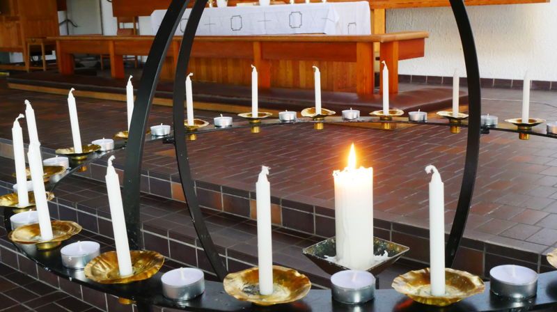 Lysgloben i kirken med tent lys