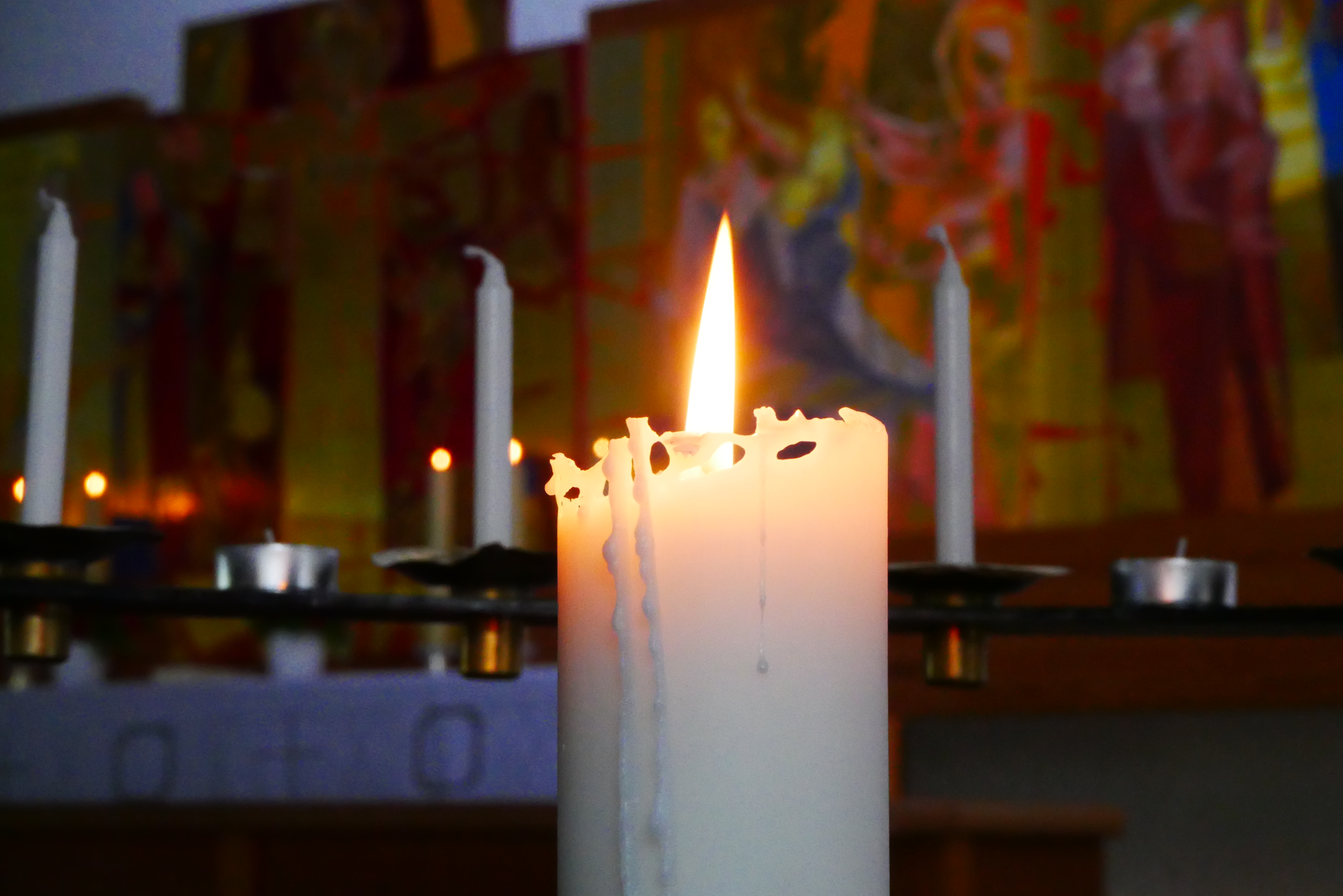 Fra Holmen kirke, et tent stearinlys. 