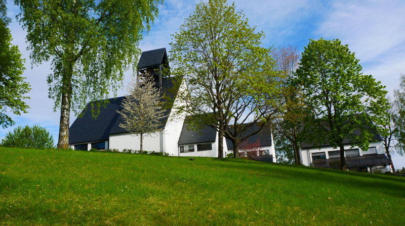 Holmen kirke en maidag. Foto Norunn Edvardsen.