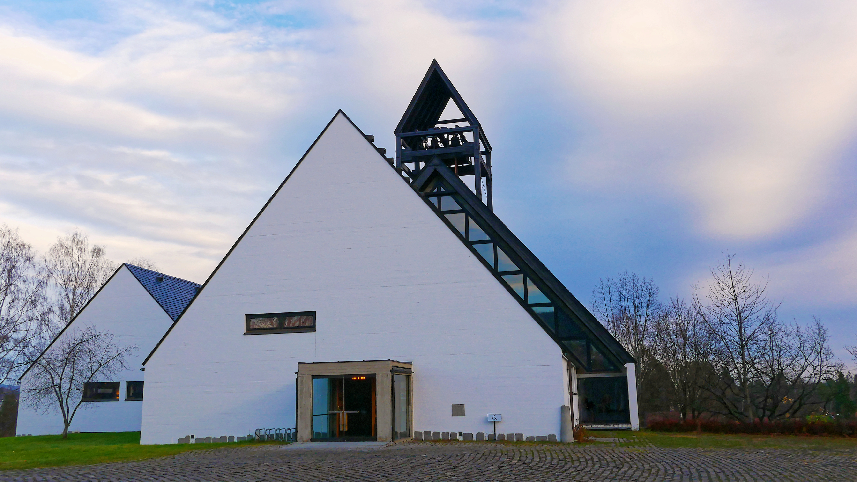 Holmen kirke. Foto: Norunn Edvardsen