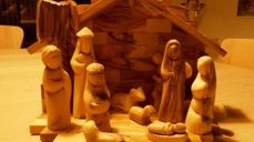 Vakre håndlagde gaver selges på julemessen, blant annet engler og julekrybber laget i Betlehem.