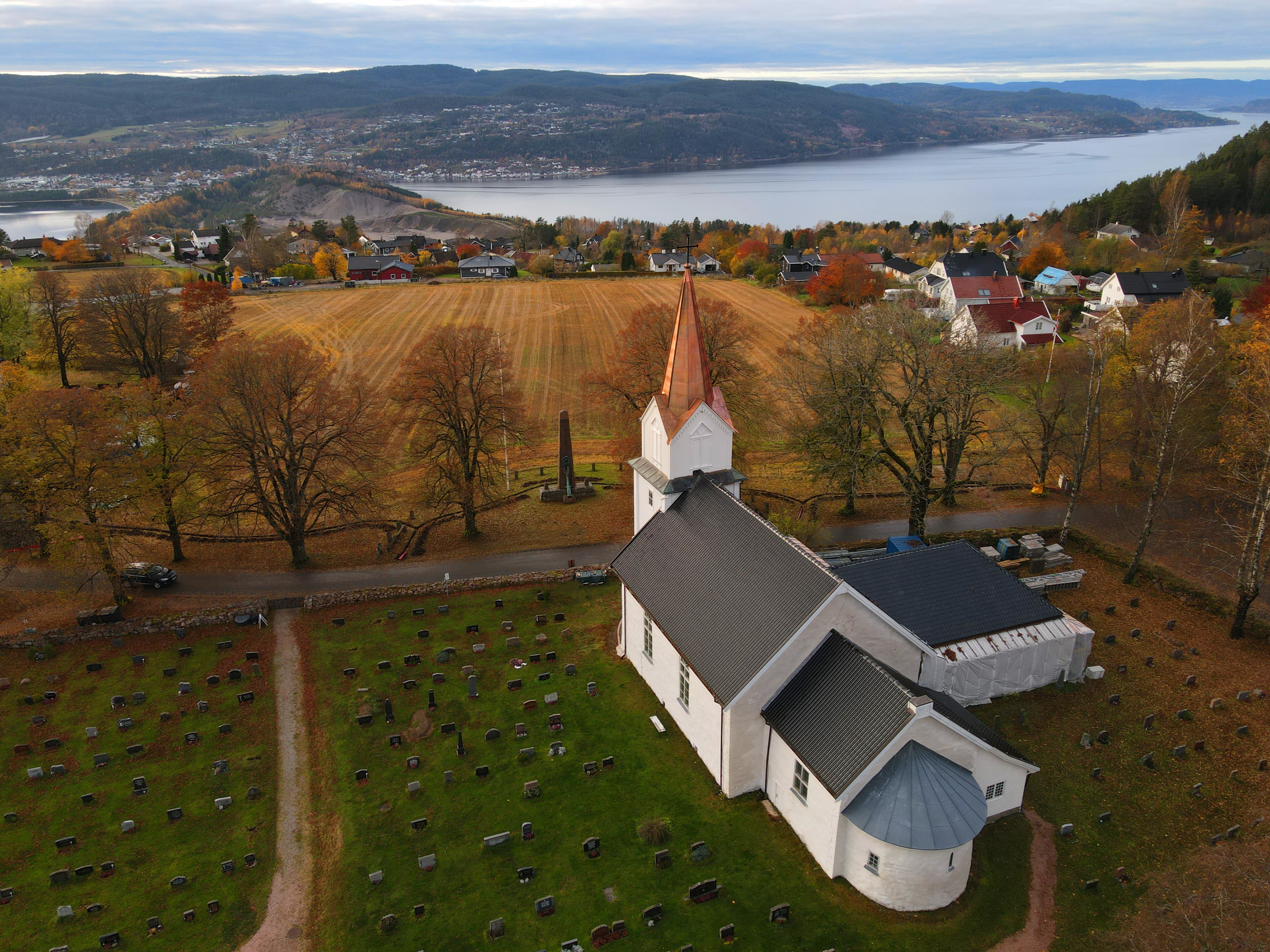 Hurum kirke blir rehabilitert i disse dager, og tårnet har fått kobbertak. Foto: Knut Sørby