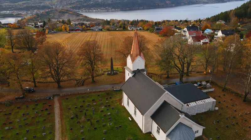 Hurum kirke blir rehabilitert i disse dager, og tårnet har fått kobbertak. Foto: Knut Sørby