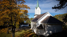 Holmsbu kirke er under rehabilitering. Innvendige og utvendige stillaser dekker store deler av kirkebygget i 2026. Snart vil kirken skinne igjen, i all sin prakt, både inni og utenpå. Foto: Pål A. Berg.