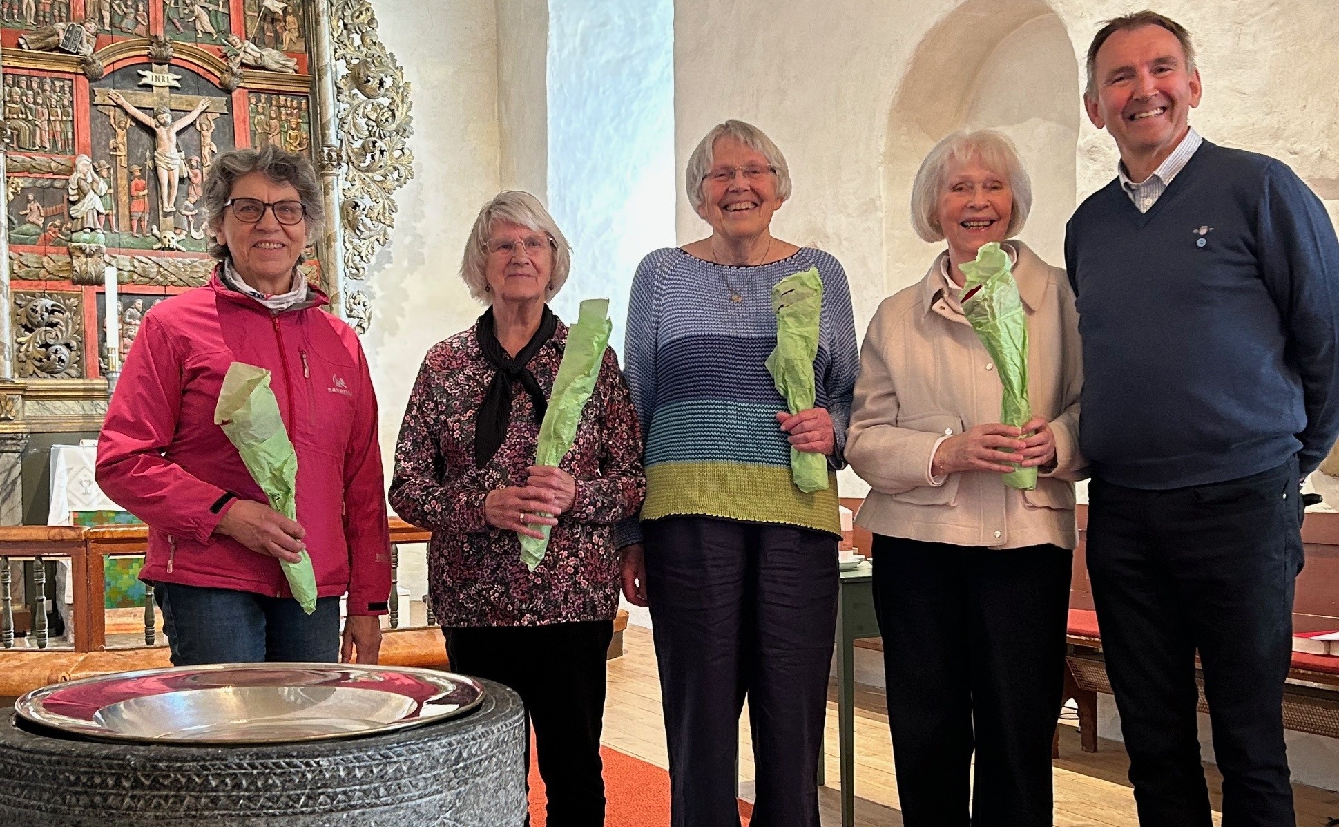 Bildet er hentet fra Røyken menighets årsmøte 26.april 2026 der styret ble takket for innsatsen av menighetsrådets leder Åge Rasmussen.  Fra venstre: Jorunn Aaby, Senni Albrigtsen, Sidsel Mamen og Kirsten Seyffarth. Åse Pettersen var ikke til stede da bildet ble tatt. (foto: E.M.B)