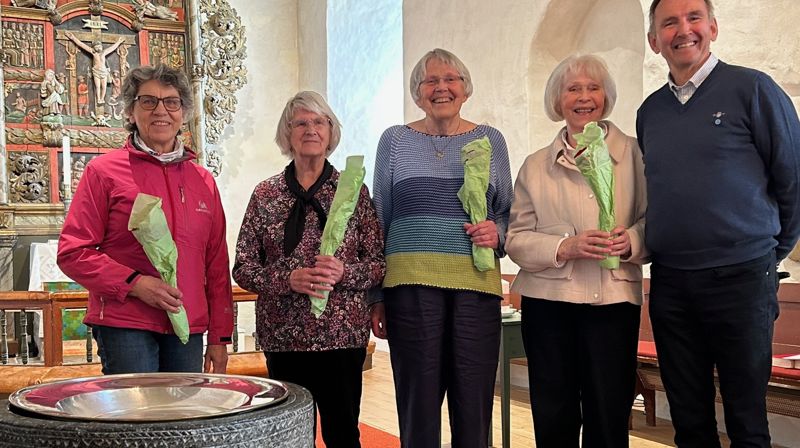 Bildet er hentet fra Røyken menighets årsmøte 26.april 2026 der styret ble takket for innsatsen av menighetsrådets leder Åge Rasmussen. Fra venstre: Jorunn Aaby, Senni Albrigtsen, Sidsel Mamen og Kirsten Seyffarth. Åse Pettersen var ikke til stede da bildet ble tatt. (foto: E.M.B)