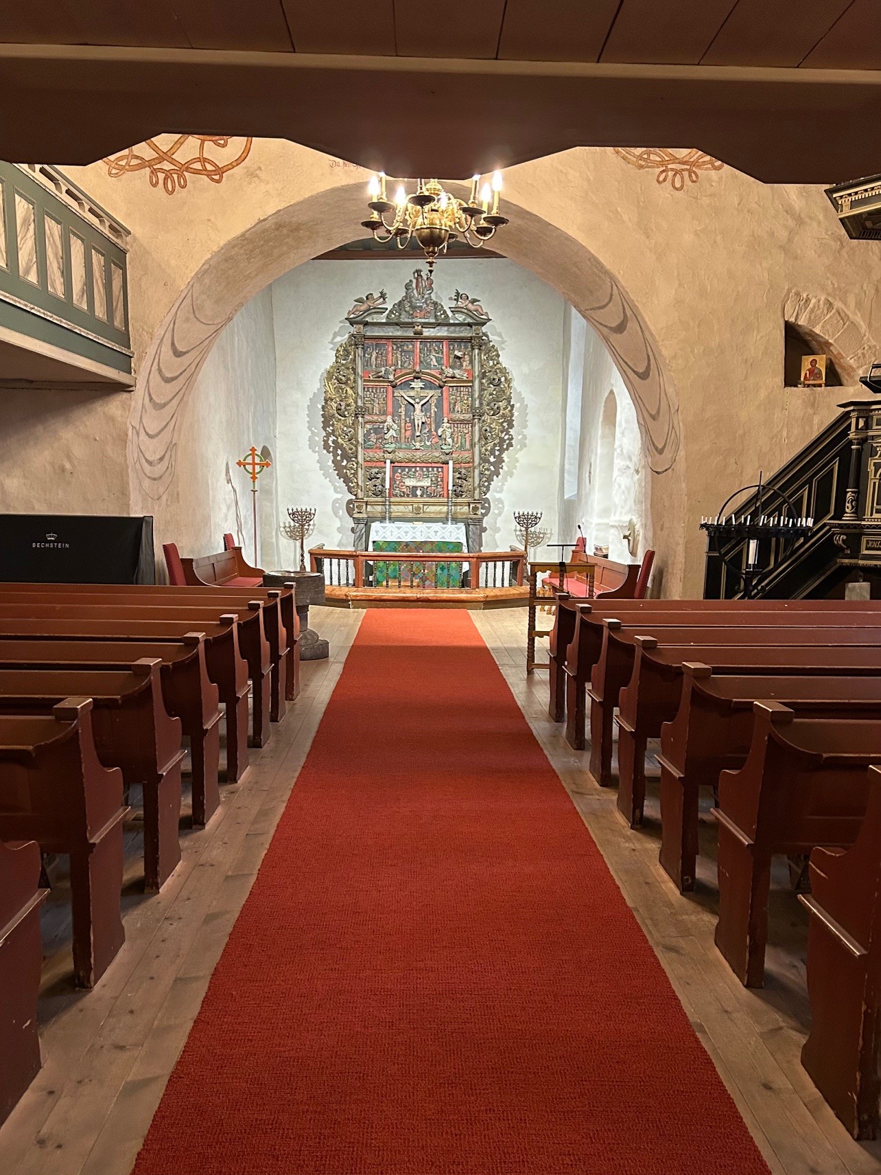 Røyken kirke, ny løper. (foto E.M.B.)