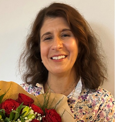 Timea Holby med blomster-hilsen fra menigheten Foto: E.M.B