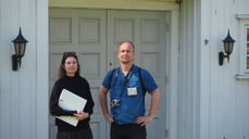 Elisabeth Andersen og Fredrik Berg foran Nes gravkapell. Foto: NIKU