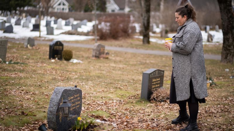 Sørgende ved grav. Foto: Den norske kirke/Kirkerådet