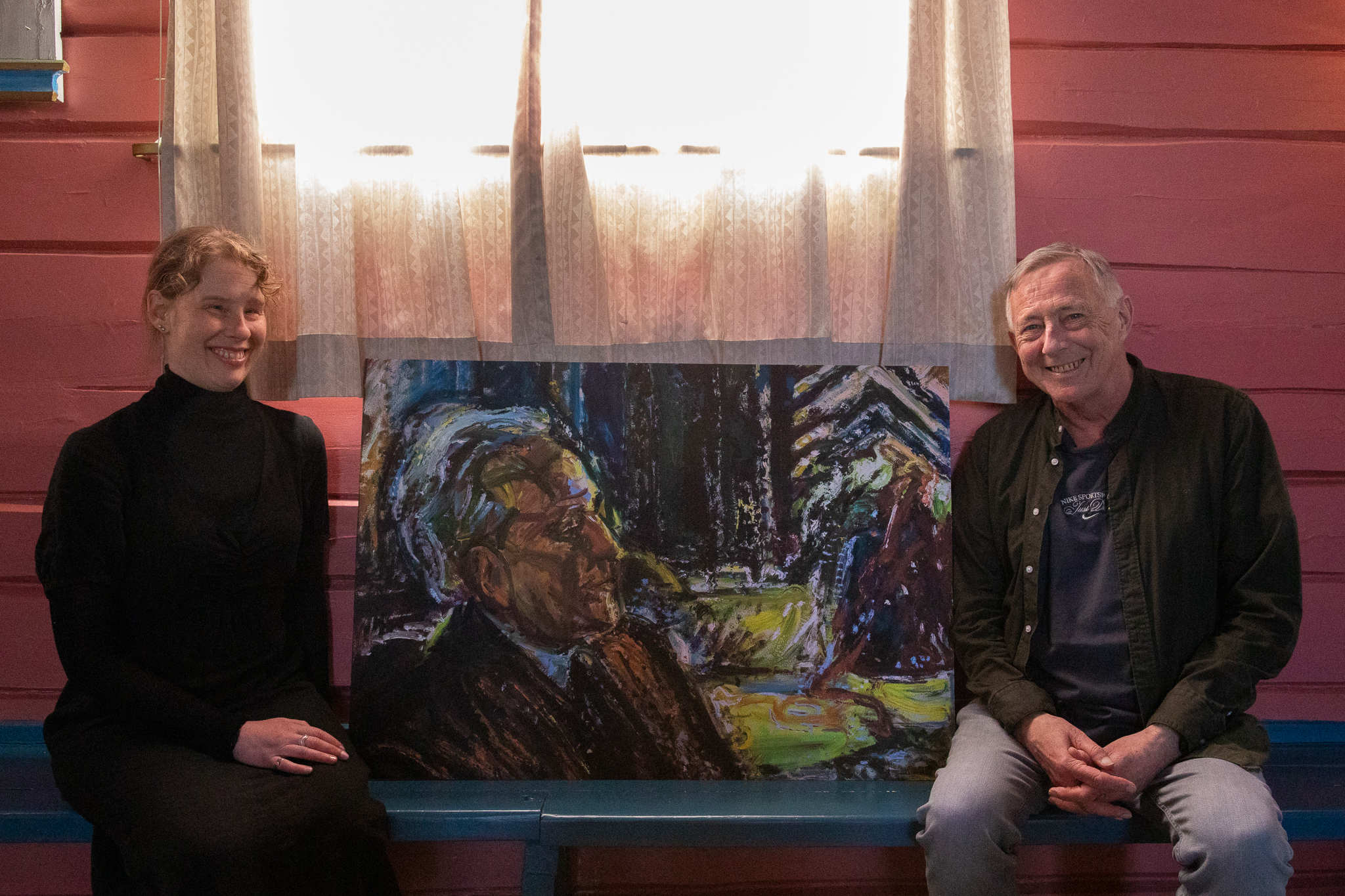 Hege Eidseter og Frank Tangen med et av Henrik Sørensens portretter av vennen Pär Lagerkvist. Foto: Pål A. Berg