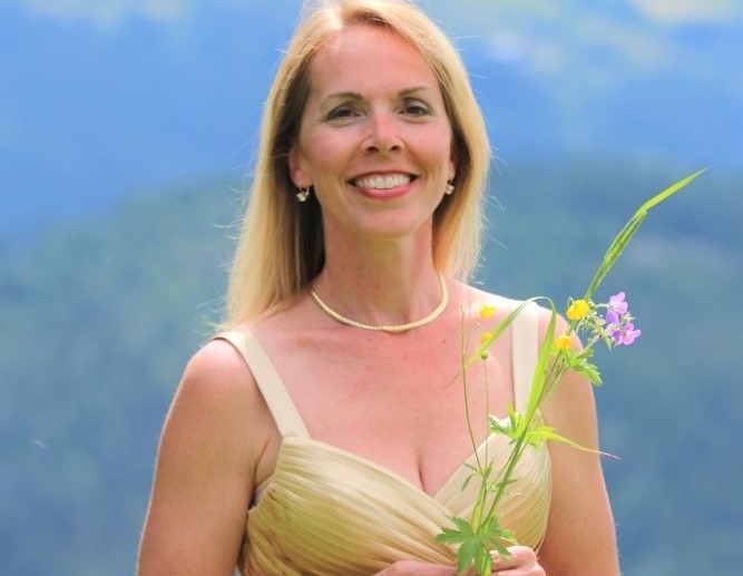 Sopran Marit Sehl er tilbake på hjemlige trakter. Søndag hører vi henne i samspill med pianist Monica Tomescu-Rohde. Fortellerne Hege Eidseter og Frank Tangen lar seg inspirere av Åge Storsteins maleri i korbuen, "Emmausvandrerne". Foto: Privat