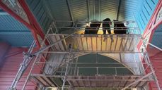 Pål A. Berg jobbet fra stillaser høyt oppe under taket i kirken. Foto: Pål A. Berg.