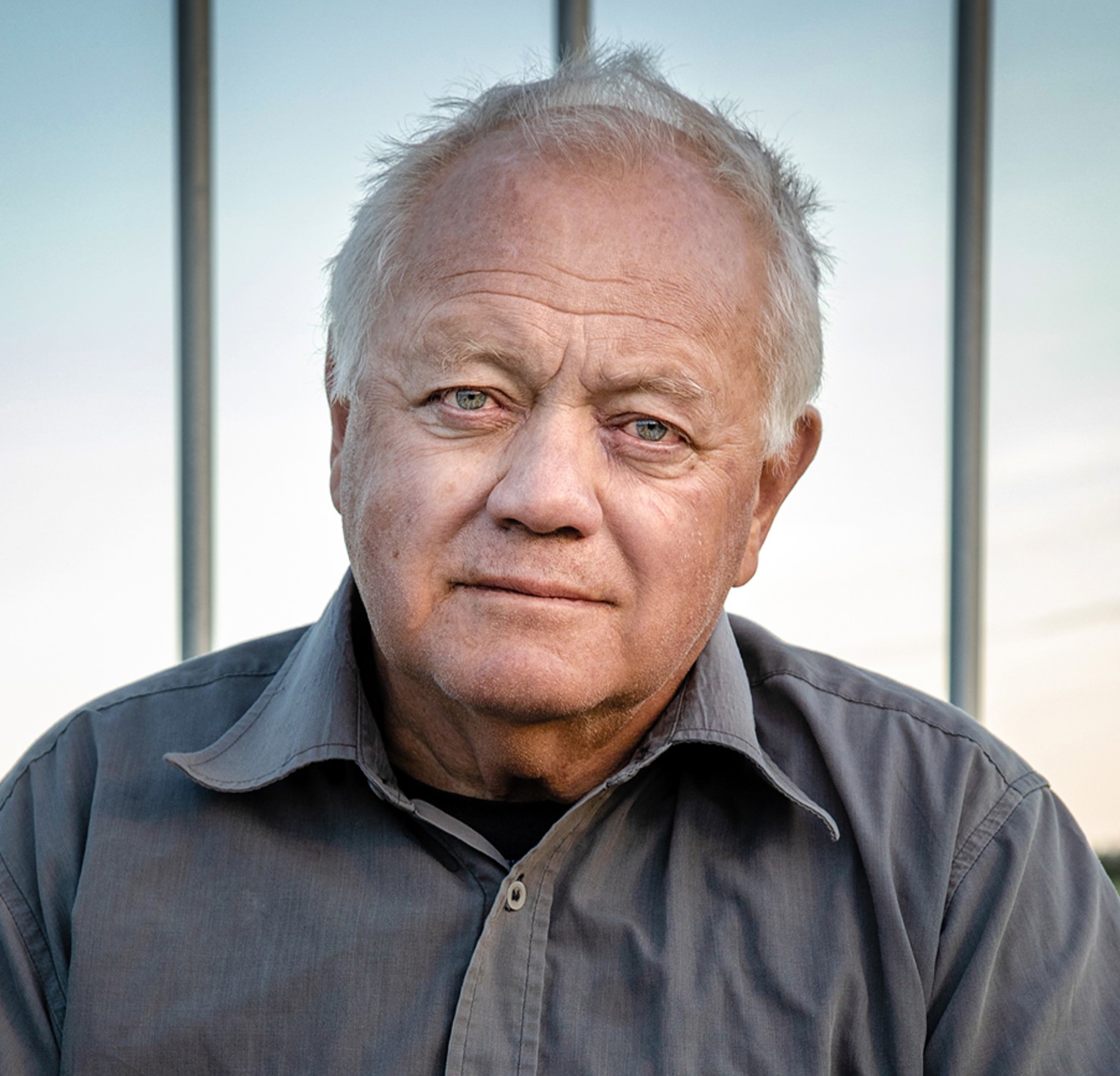 Stein Lunde forteller en sterk historie om løsgjengeren og dikteren Hans Aleksander Hansen, i kulturkapellet på søndag. Foto: Knut Røthe