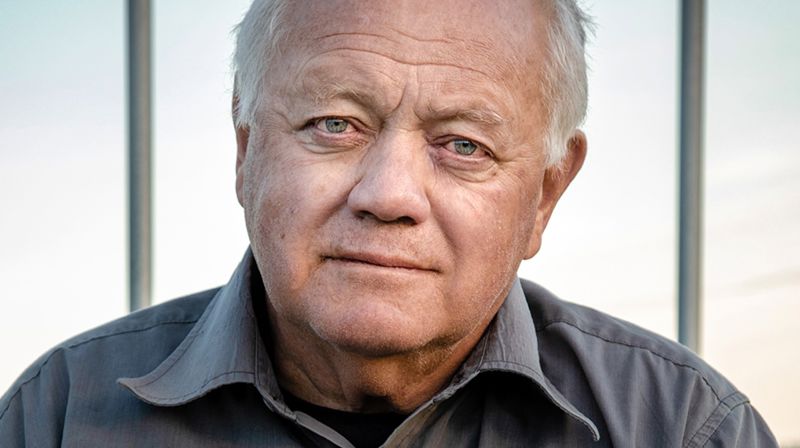 Stein Lunde forteller en sterk historie om løsgjengeren og dikteren Hans Aleksander Hansen, i kulturkapellet på søndag. Foto: Knut Røthe