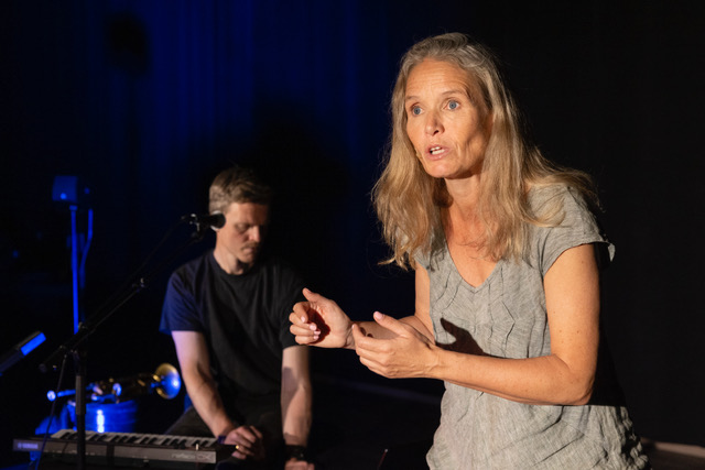 Forteller Helga Samset og musiker Jonas Kilmork Vemøy ante ikke at den eldgamle myten de arbeidet med, brått skulle bli mer dagsaktuell enn noen kunne ønske seg. (Foto: Tanja Steen)