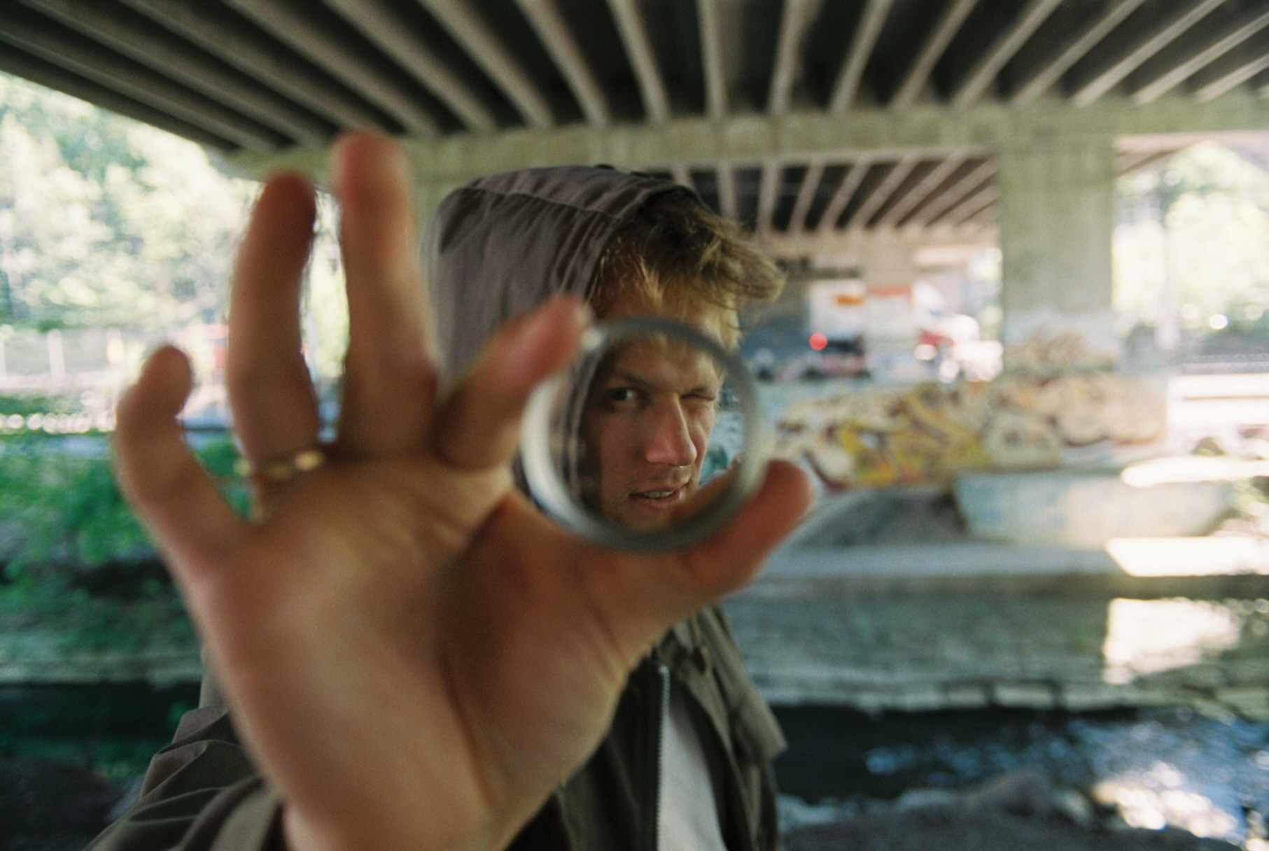 "Er det stort nok rom for mangfold?" spør vi i sommerens program i kunstnerkirken & kulturkapellet. Fredrik Høyer er en av artistene du møter i Holmsbu kirke sommeren 2025.