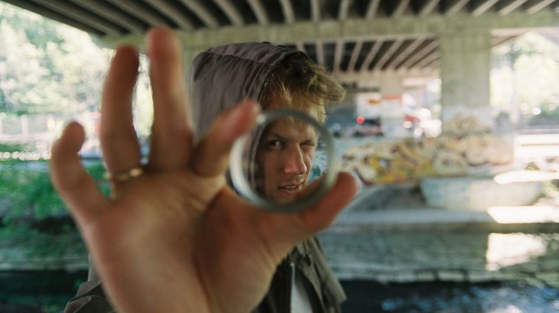 "Er det stort nok rom for mangfold?" spør vi i sommerens program i kunstnerkirken & kulturkapellet. Fredrik Høyer er en av artistene du møter i Holmsbu kirke sommeren 2025.