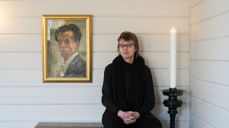 Tiril Bjørkvold, utstillingsansvarlig, med Alberto Rosatis selvportrett. Foto: Torbjørn Tandberg
