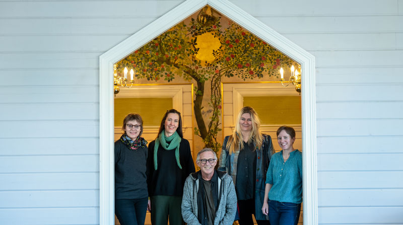 Her foran Simonetta Saengers "Livets tre" står Tiril B. Bjørkvold, utstillingsansvarlig og vertskap, Hildegunn Opstad, daglig leder for menighetene i Hurum, Frank Tangen, prosjektleder for kulturkapellet, Linda Marthinsen, kultur- og arrangementsansvarlig for åpen kirke og kunstkonsertene, Randi Roås, leder i Søndre Hurum menighetsråd. Foto: Torbjørn Tandberg