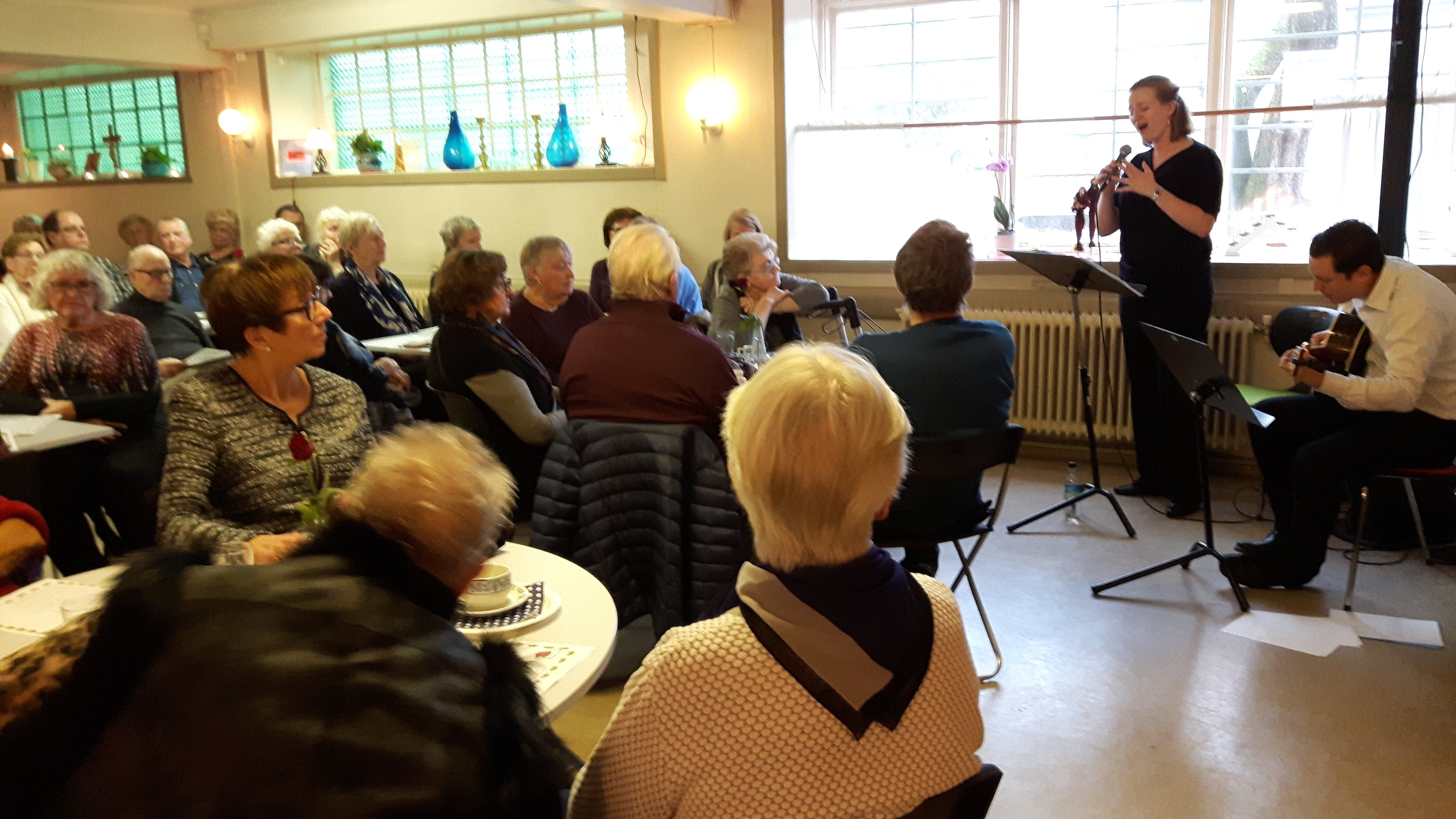 Fra en tidligere krokonsert: Sang, gitarspill og et lyttende publikum.