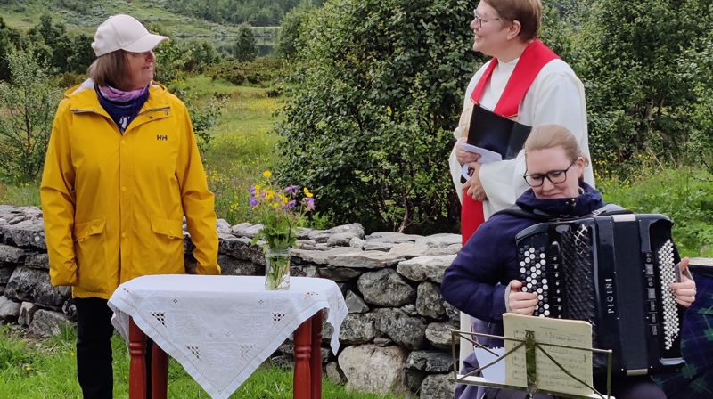 Gudsteneste på Østerbø(Aurdalen) kyrkjegard