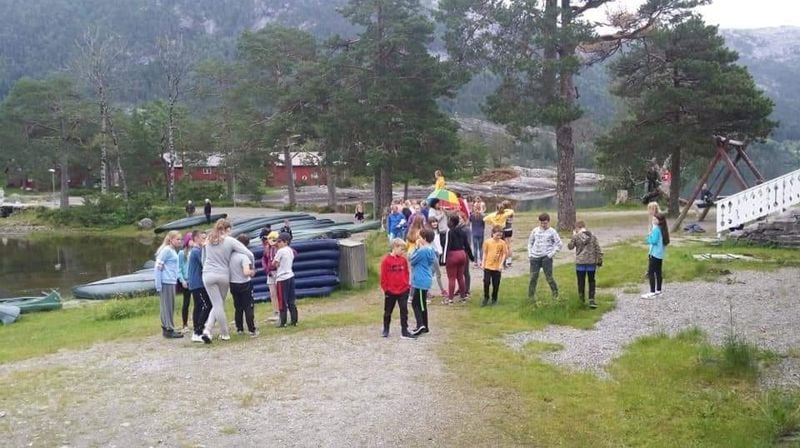 Born ute på leirområdet