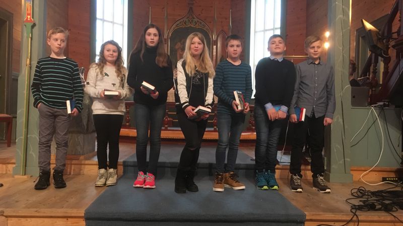 Utdeling av bibel til 5.klasse
