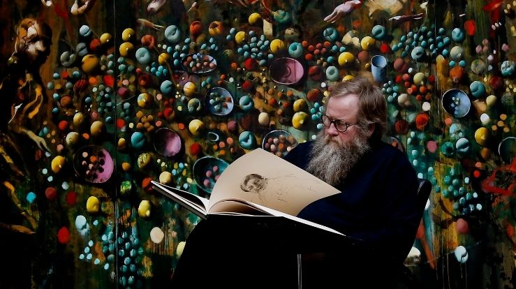 Kunstner Håkon Gullvåg foran Nattverden. Foto: Tom A. Kolstad