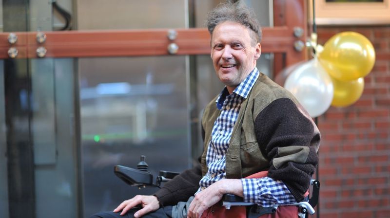 Claus Ingebrigtsen stod for snorklipping og fikk æren av første tur med heisen i Åsane kirke.