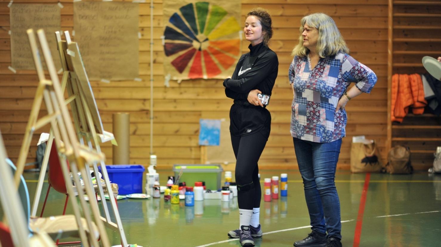 Elena og Gro studerer biletet som akkurat er ferdig.