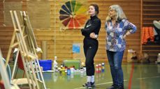 Elena og Gro studerer biletet som akkurat er ferdig.