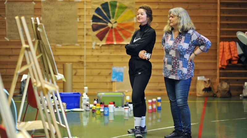 Elena og Gro studerer biletet som akkurat er ferdig.