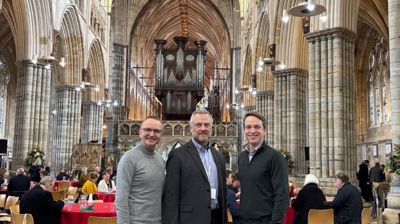 Sokneprest Bjarte Nese, Daglig leder Jon Nævdal, domkantor Kjetil Almenning inne i Exeter Chatedral.