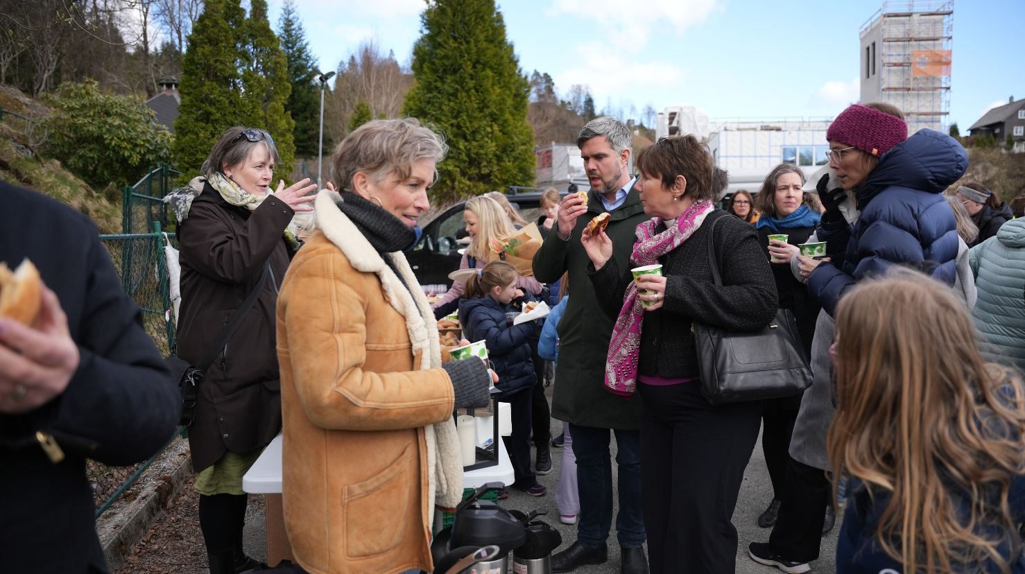 Kirkekaffe ute. Foto.