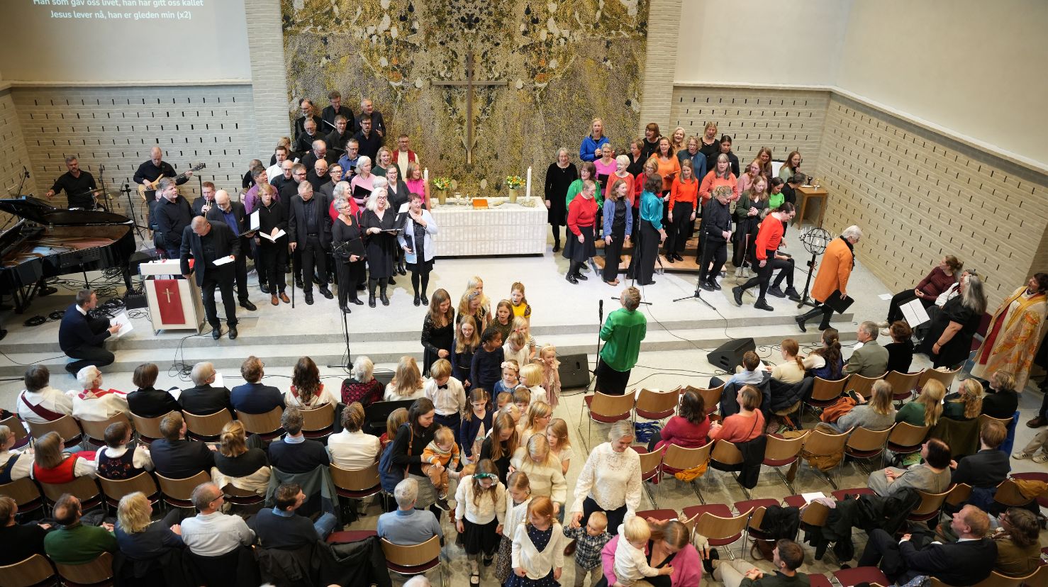 Sædalen kyrkje var fylt til randen på vigslingsgudstenesta 3. november 2024. Her er søndagsskulen på veg ut før preika. 